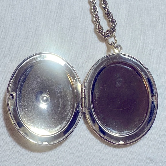 Beautiful Vintage Gold 2-Photo Locket Pendant Necklace - Picture 5 of 7